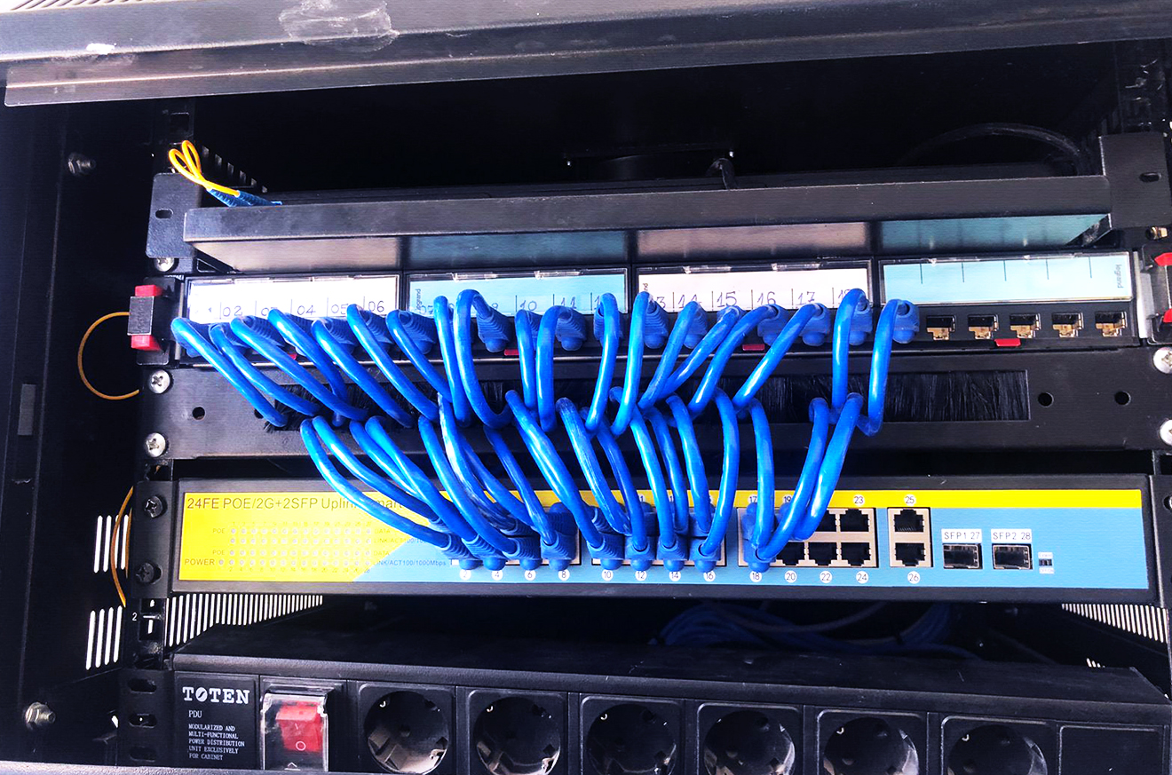 Técnicos da Infotecnica a instalar rede estruturada na empresa Caminhos de ferro de Moçambique em Nampula